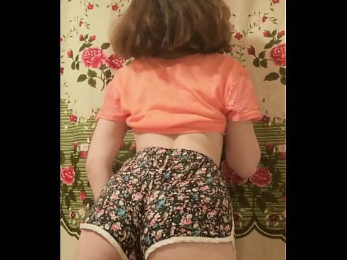 ❤️ Tânără sexy care se dezbracă de pantaloni scurți în fața camerei de filmat at porn ro.porngifmag-com.ru ️❤